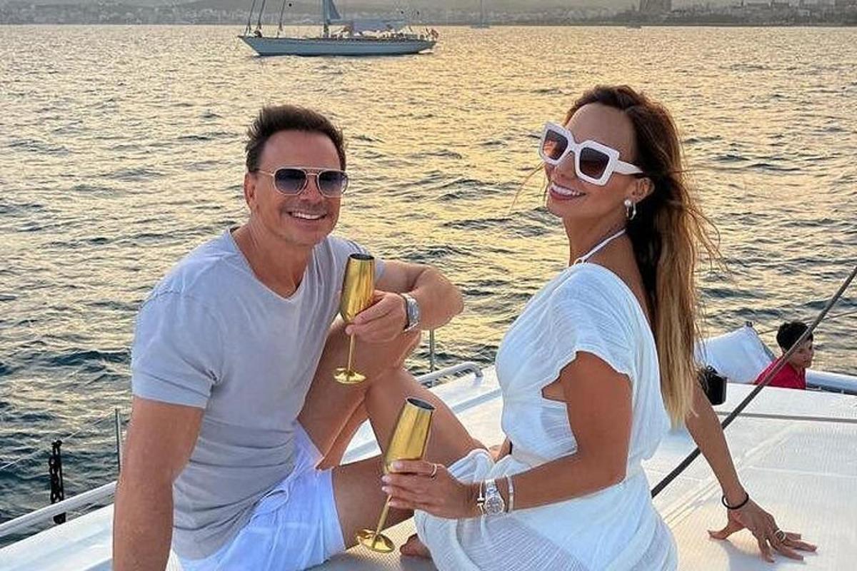 un hombre y una mujer sentados en un barco
