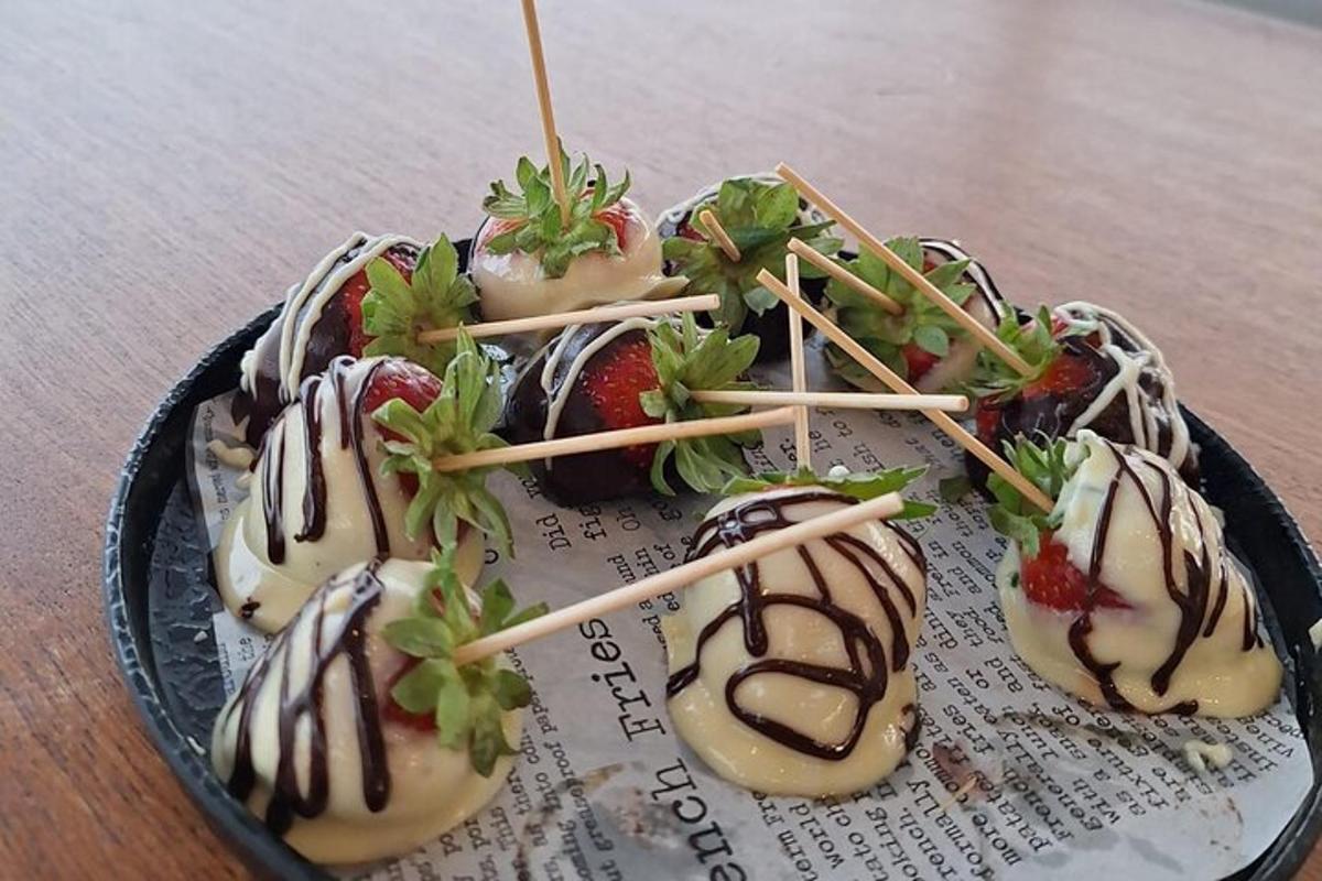 Un plato de postres con palitos de bambú en ellos.