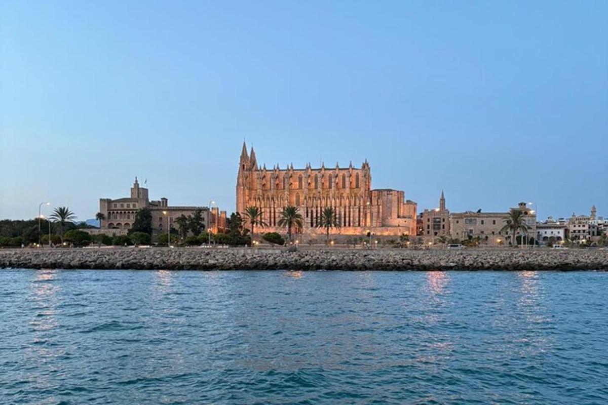 um grande edifício na margem de um corpo d'água