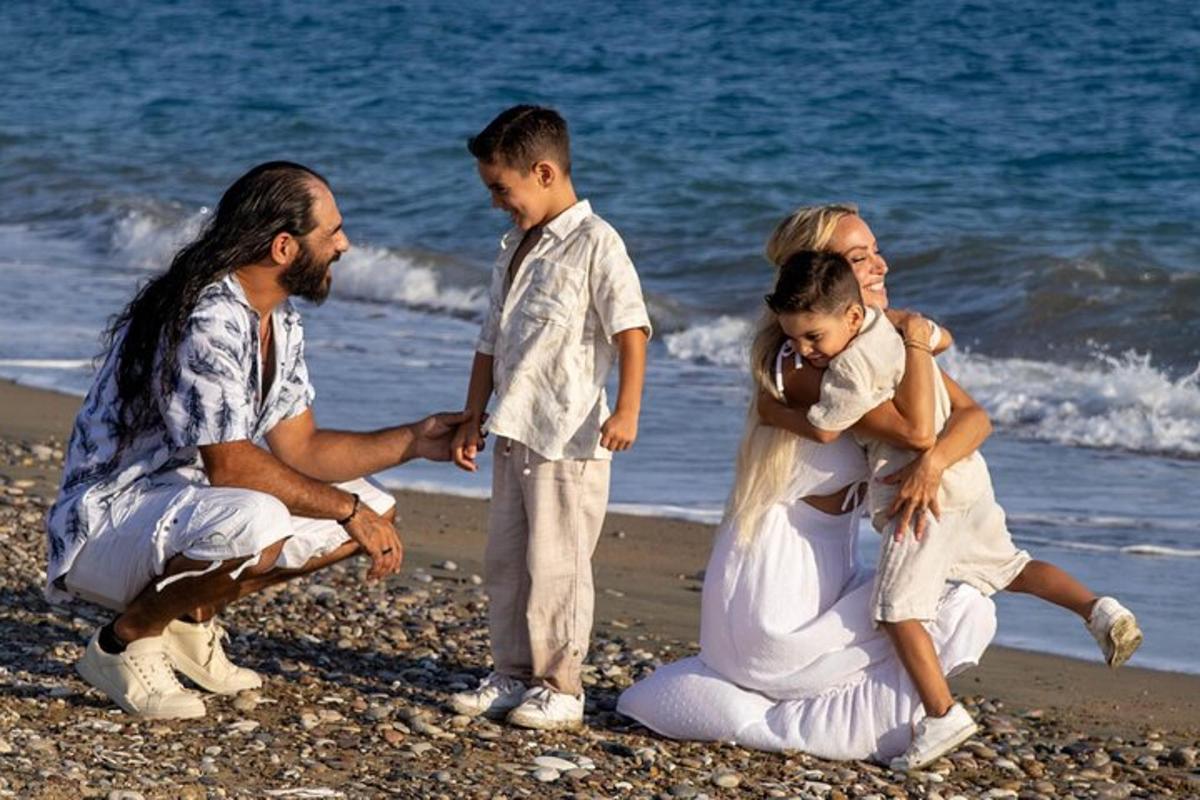 un gruppo di persone sulla spiaggia con un bambino