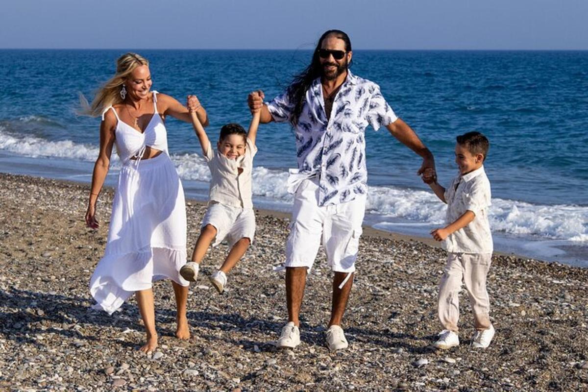 un uomo, una donna e due bambini che giocano sulla spiaggia