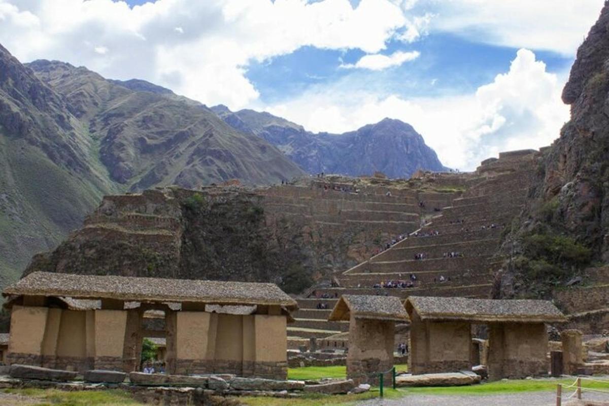 una vista di un antico villaggio inca in montagna