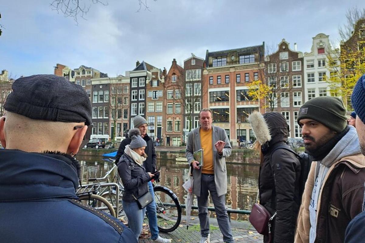 Un grupo de personas de pie en una ciudad.