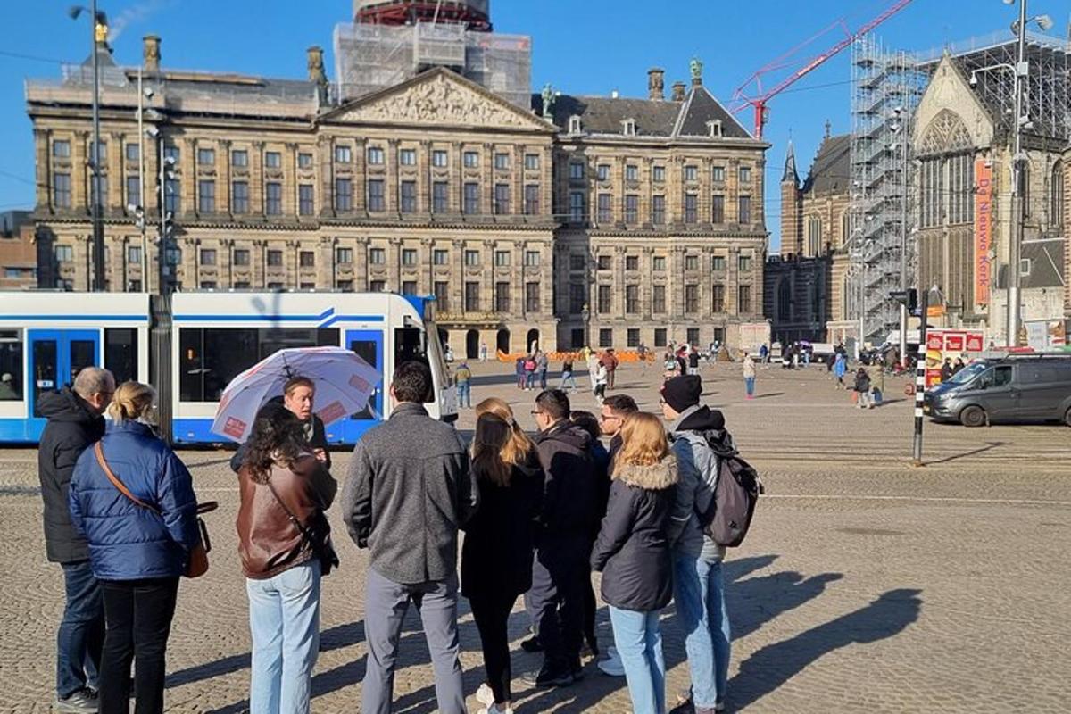 skupina lidí stojících před autobusem