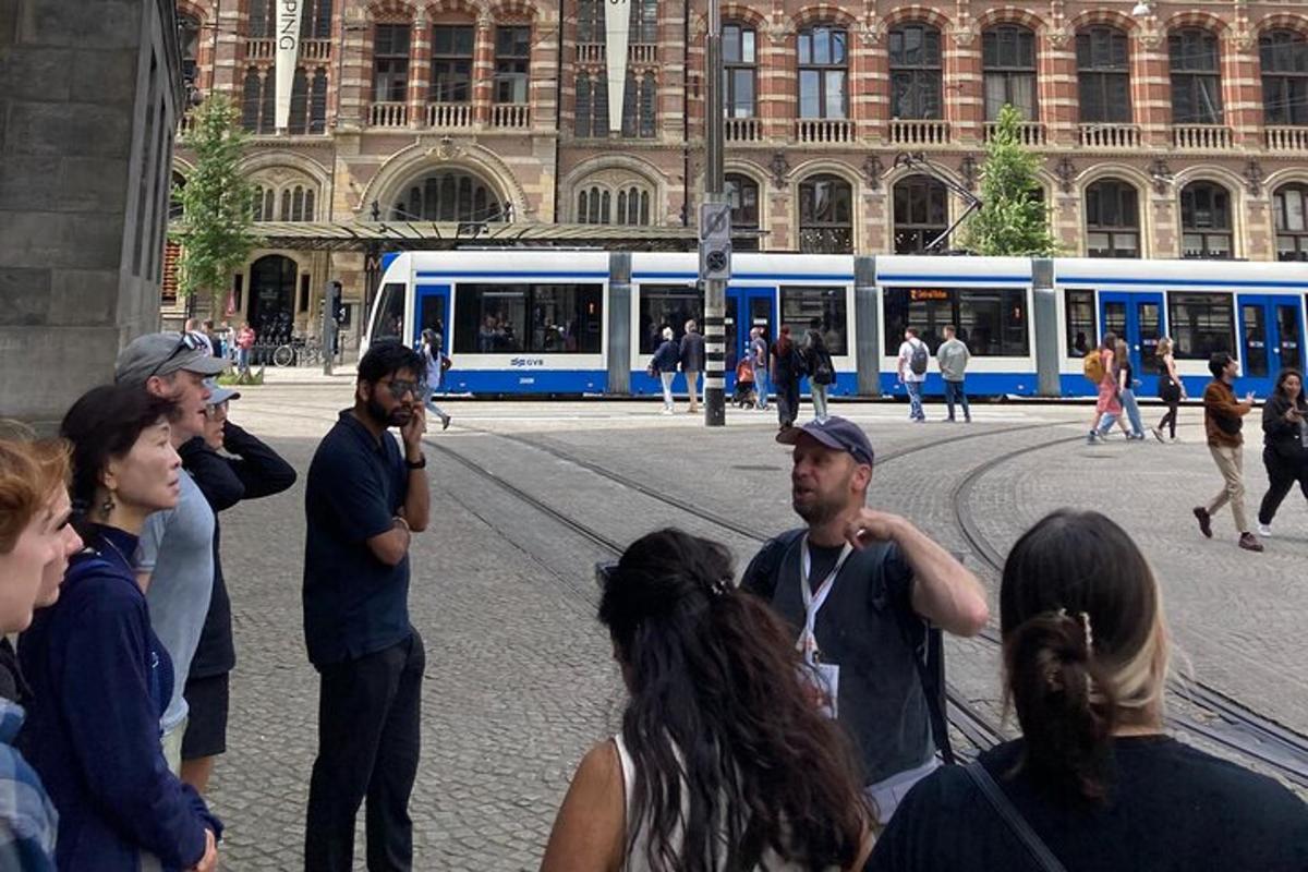 skupina lidí stojících před autobusem