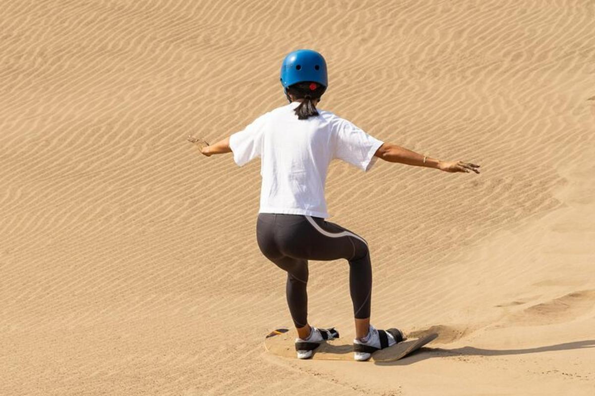 osoba jazdiaca na skateboarde v púšti