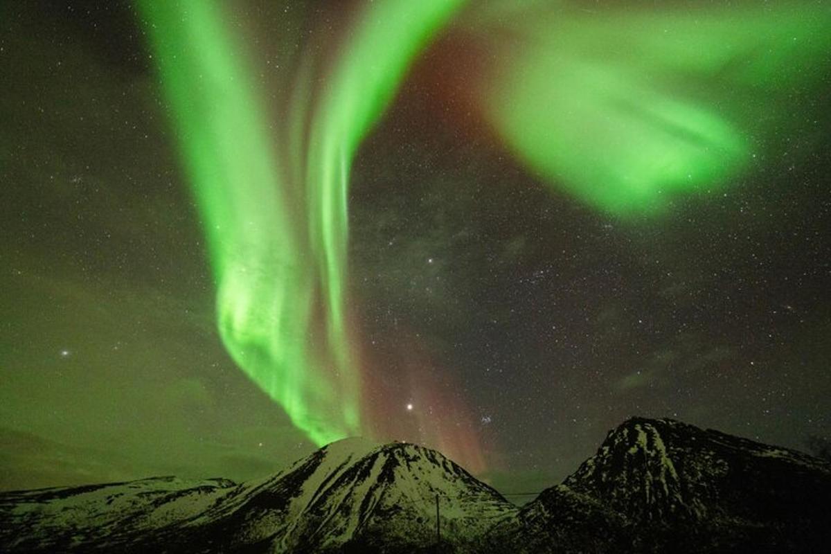pilt virmalistest taevas mägede kohal