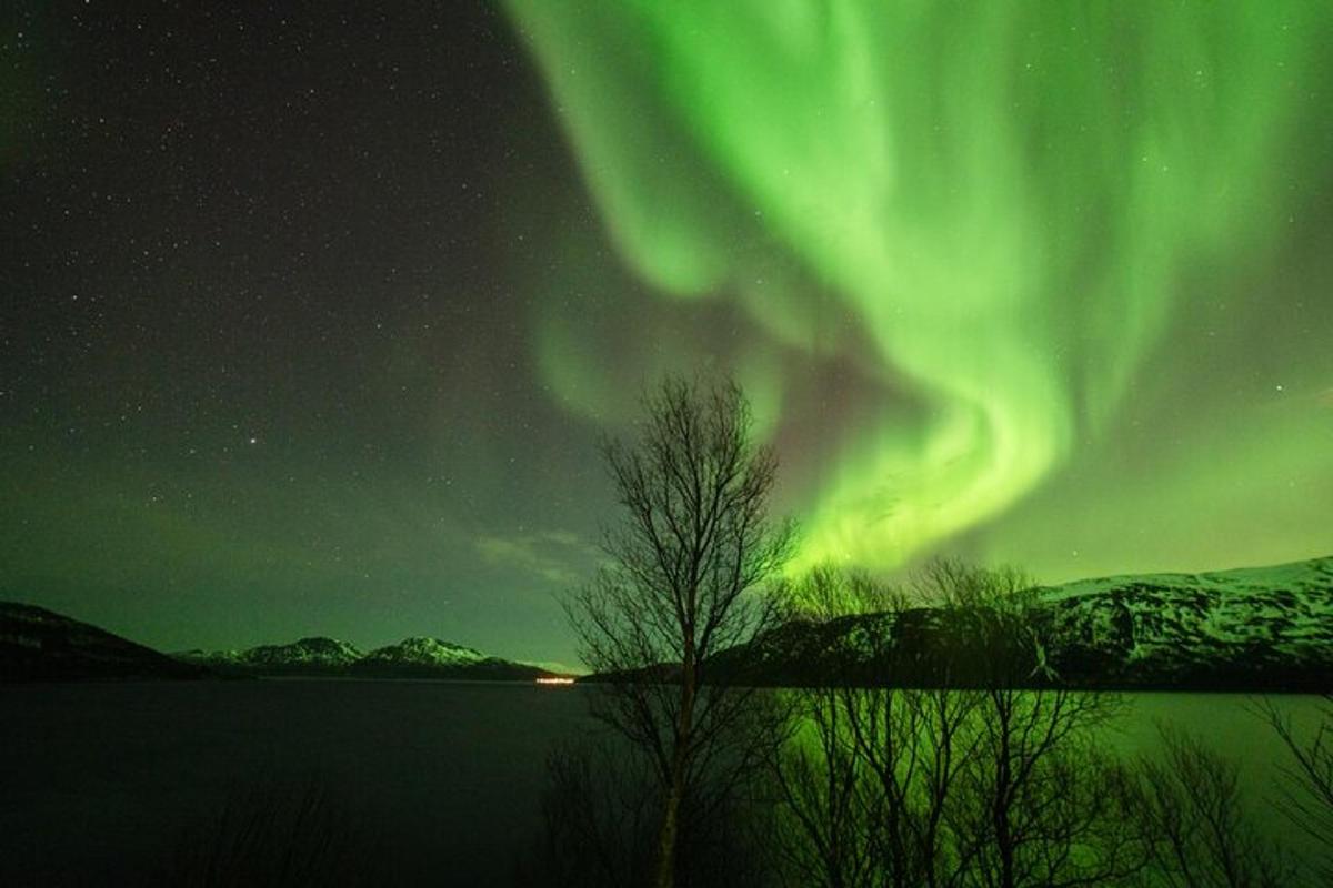 norðurljós á himni yfir vatni