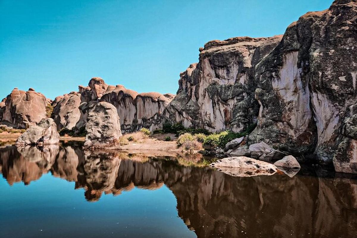 un reflejo de una montaña en un cuerpo de agua