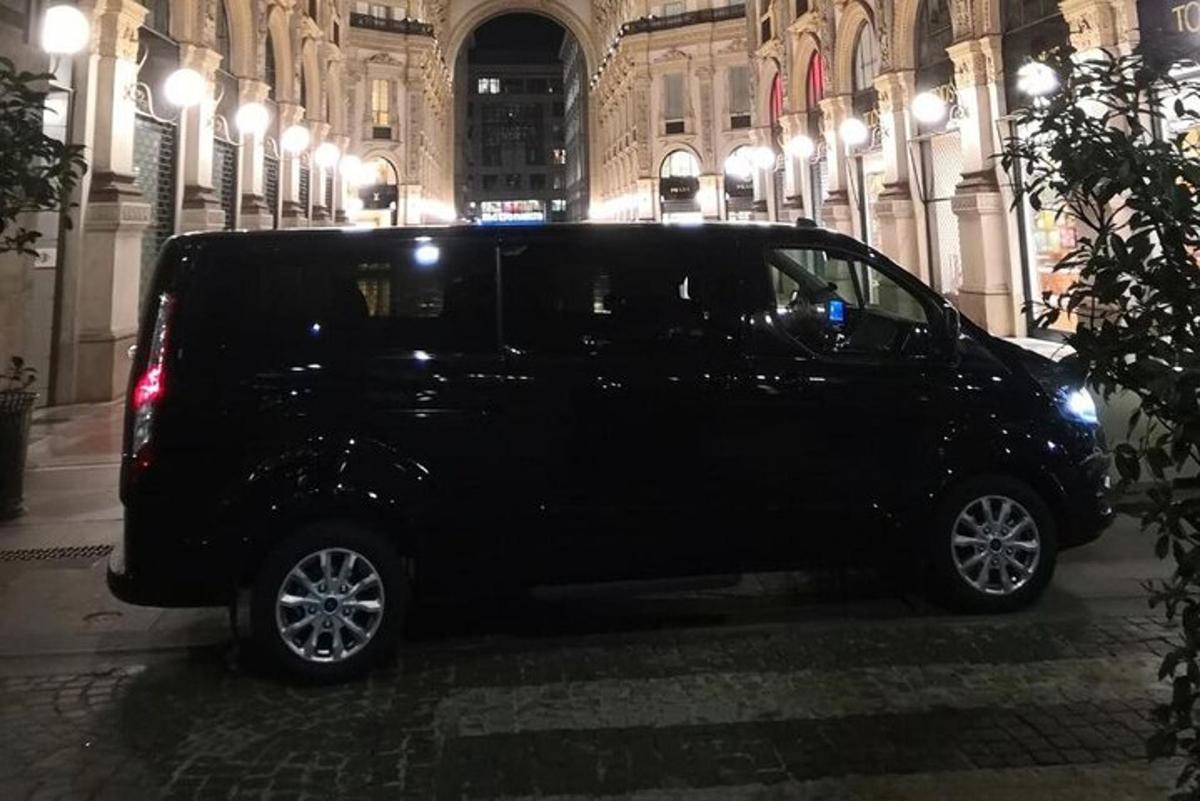 un SUV nero parcheggiato davanti a un edificio