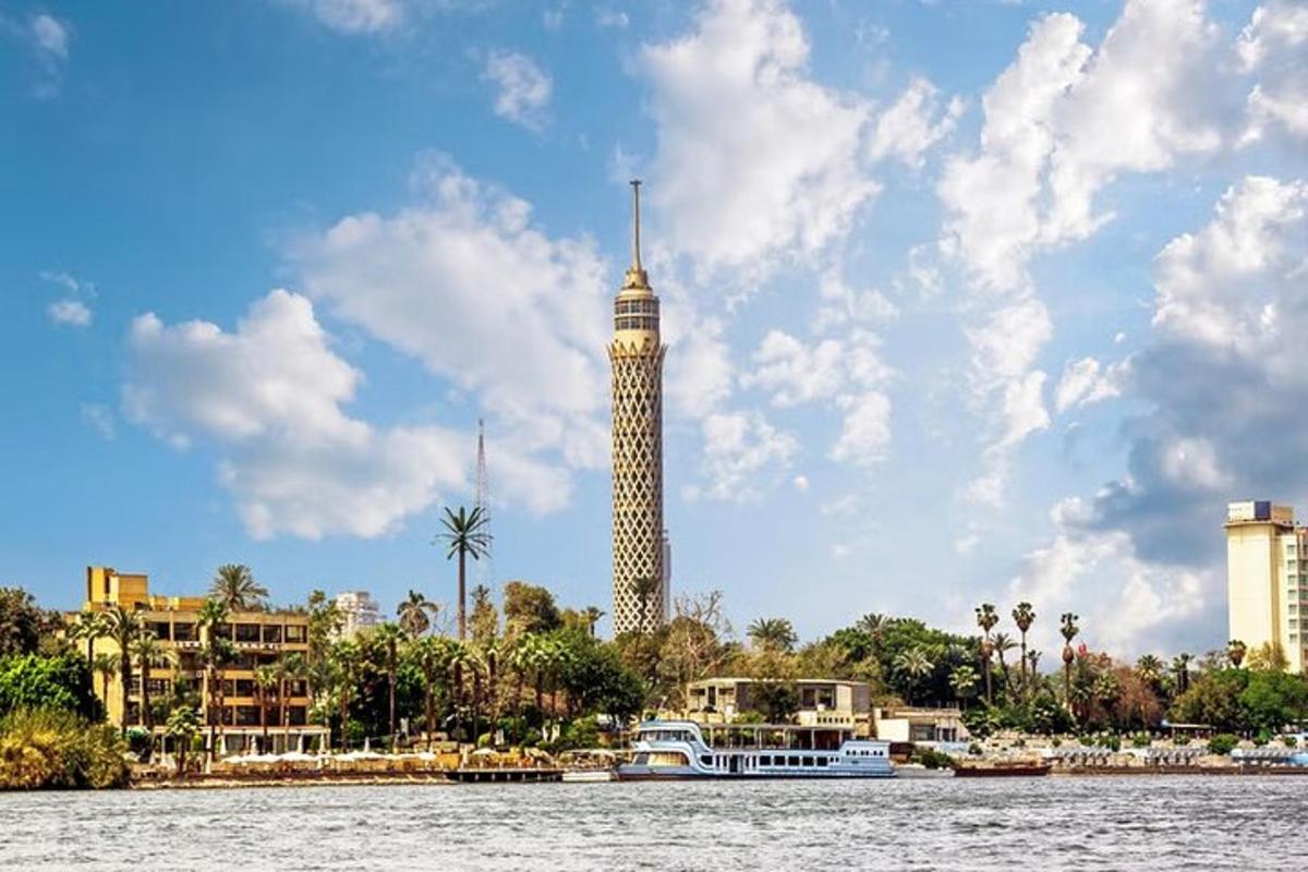 una barca in un fiume con una torre alta