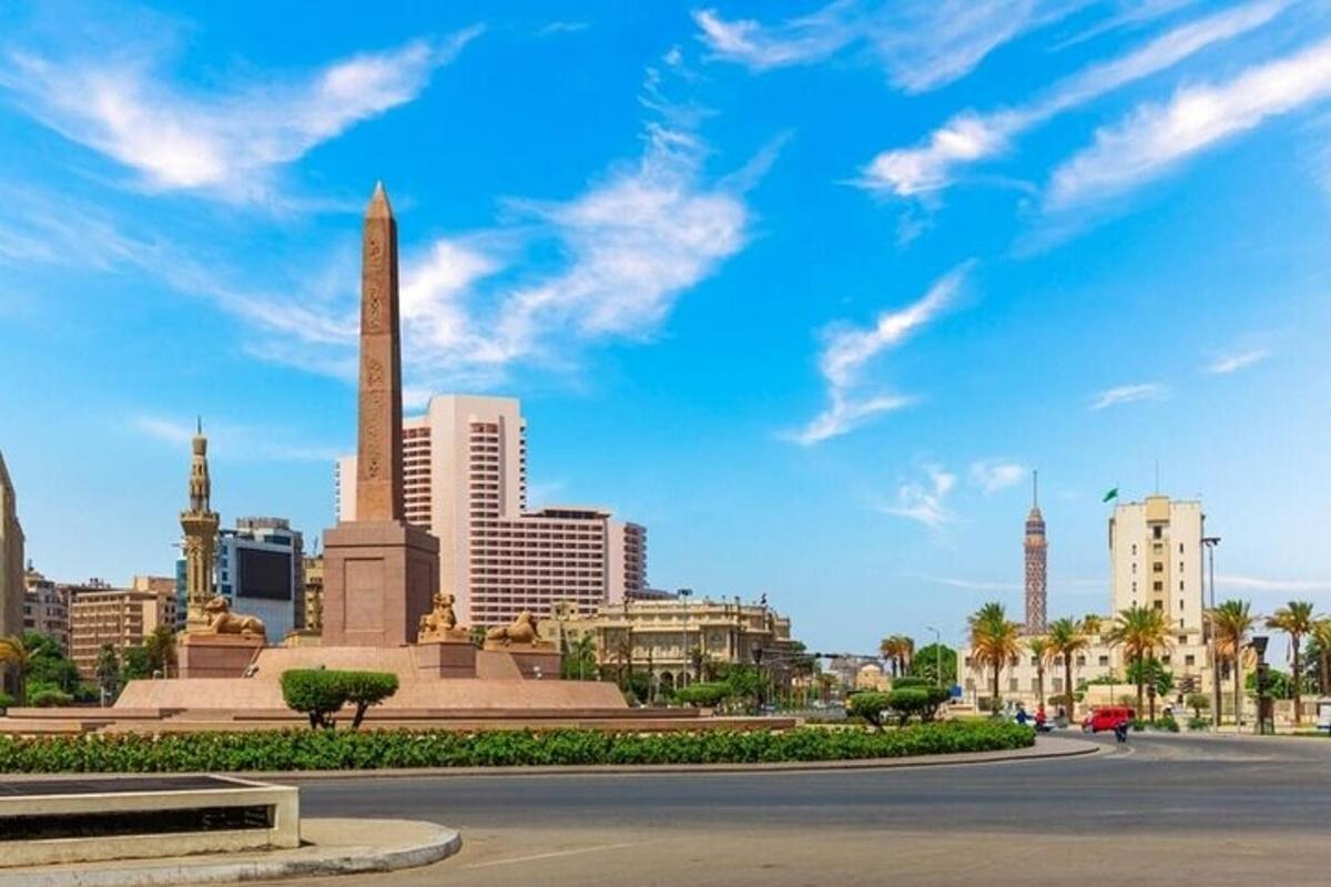 منظر لمدينة ذات سماء زرقاء