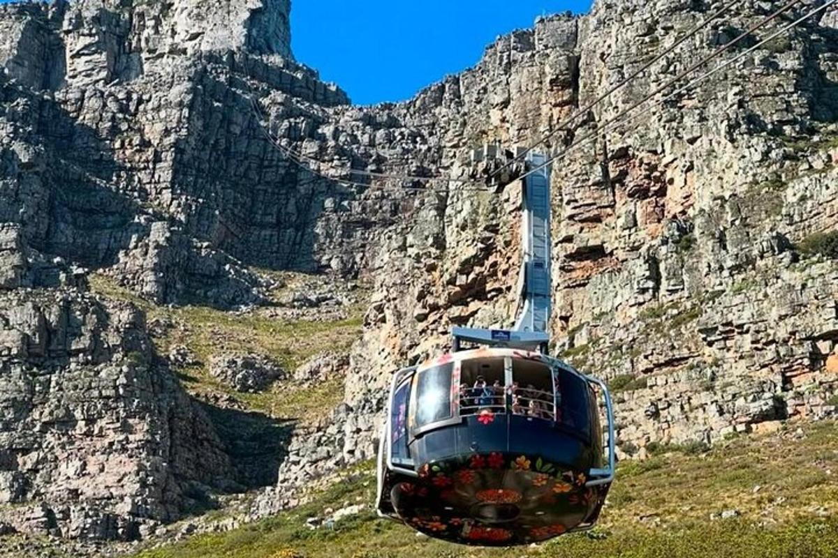una funivia che sale sul fianco di una montagna