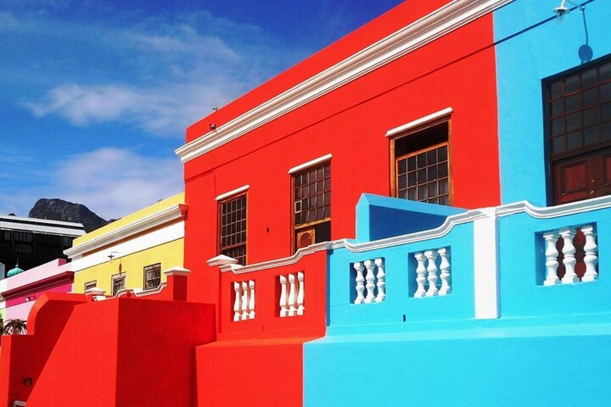 un edificio colorato è dipinto in colori diversi