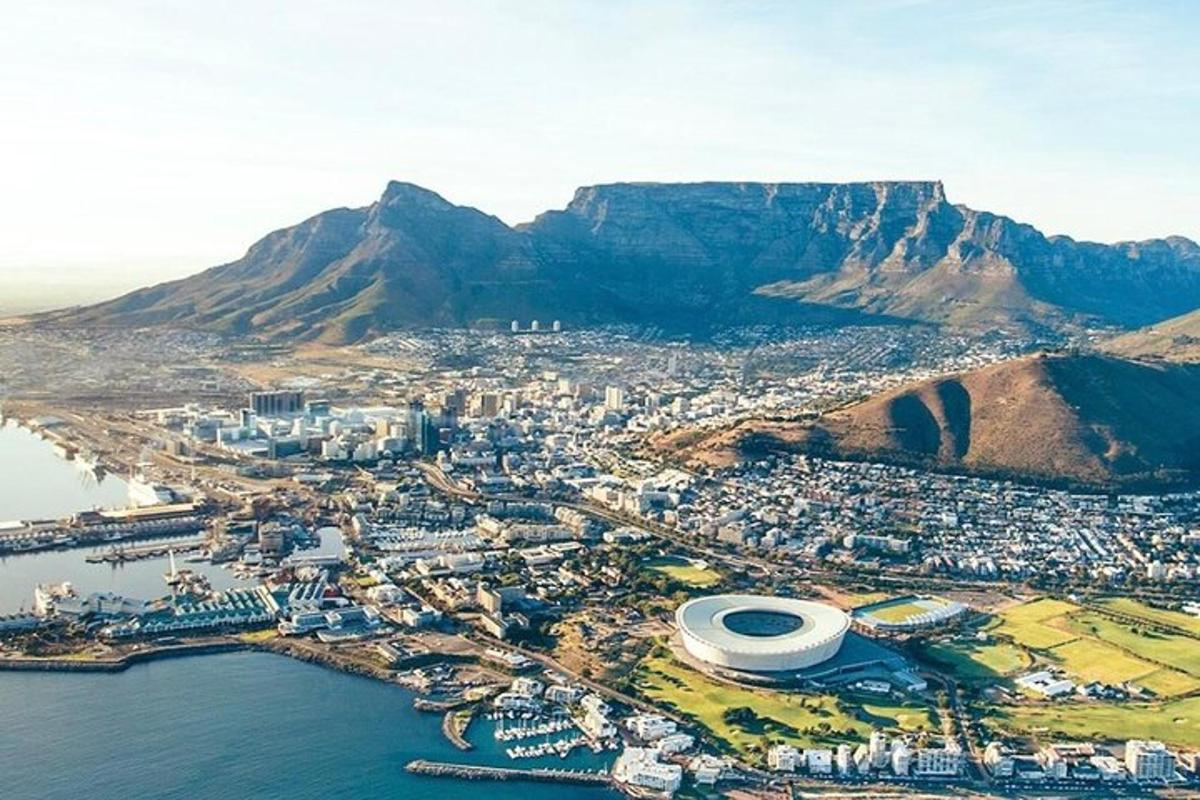 una vista aerea di Città del Capo con una montagna