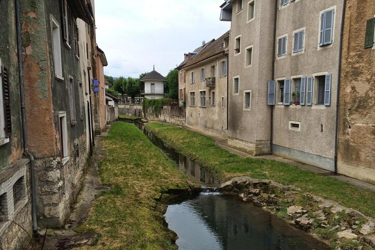 ulička s řekou mezi dvěma budovami