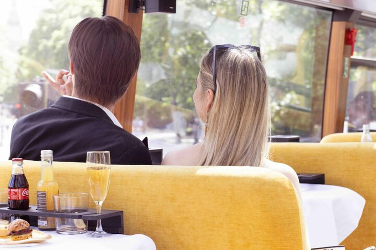 muž a žena sedící u stolu v restauraci