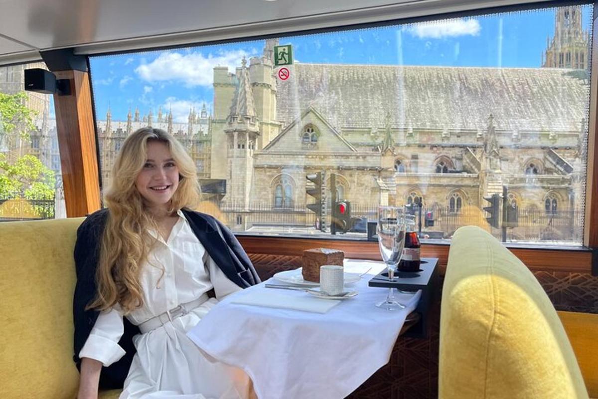 žena sedící u stolu v restauraci