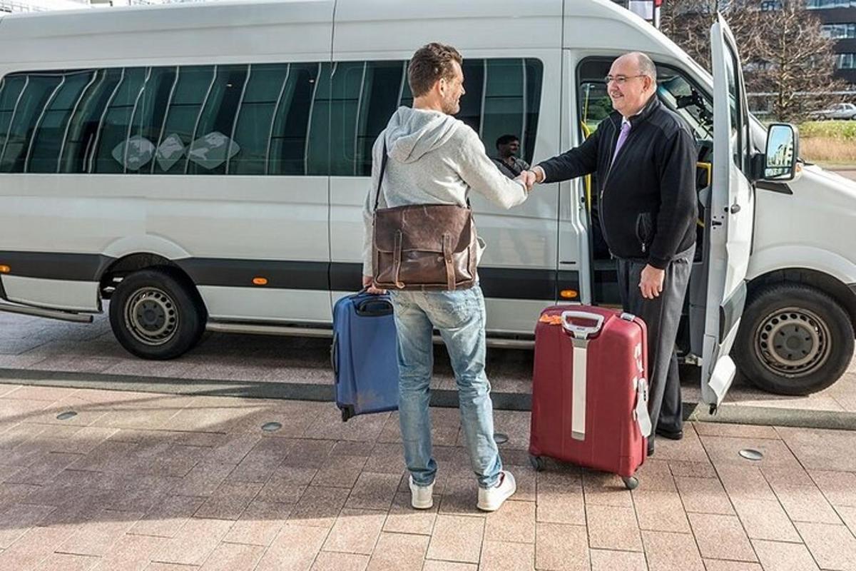 un home ajudant una dona a sortir d'una furgoneta