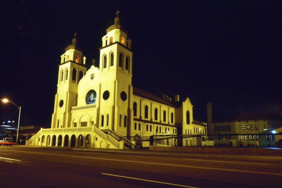velika bela stavba z uro stolpa ponoči