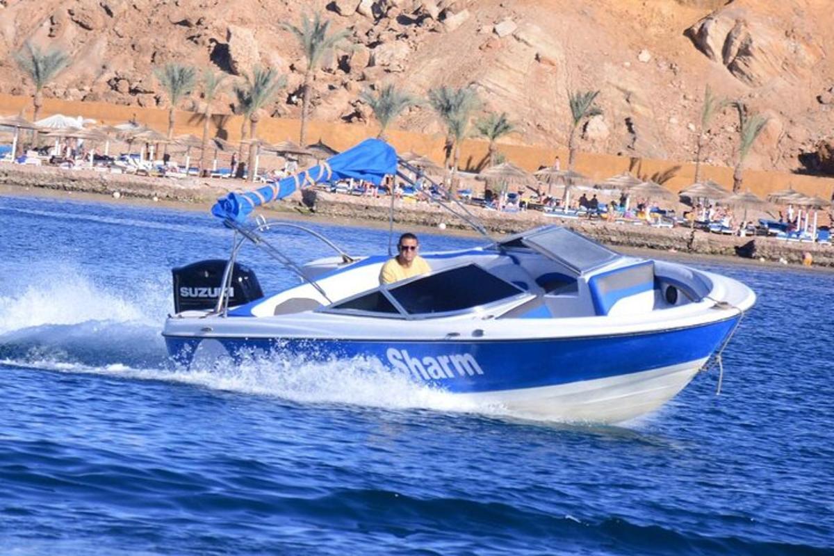 seorang pria di perahu biru dan putih di dalam air