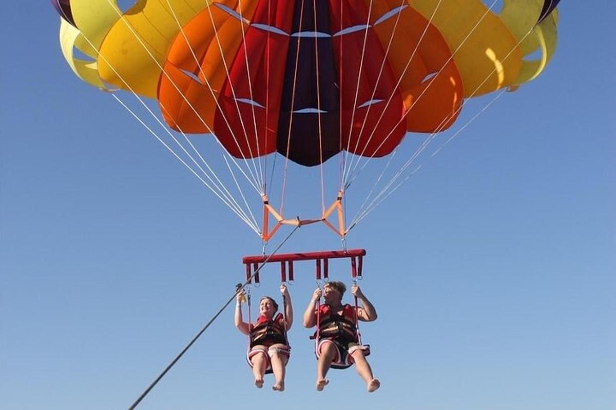 een groep mensen die aan een parachute zitten