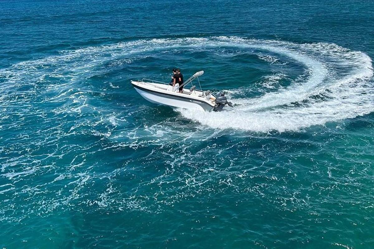 um homem em um barco na água