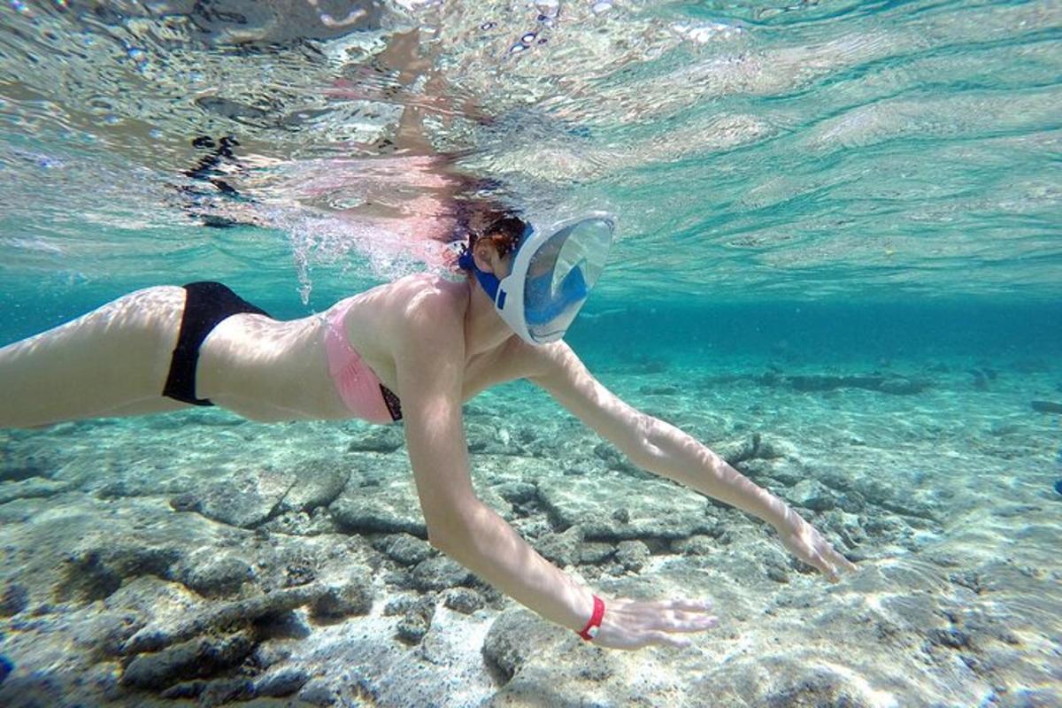 une femme nageant dans l'eau de l'océan