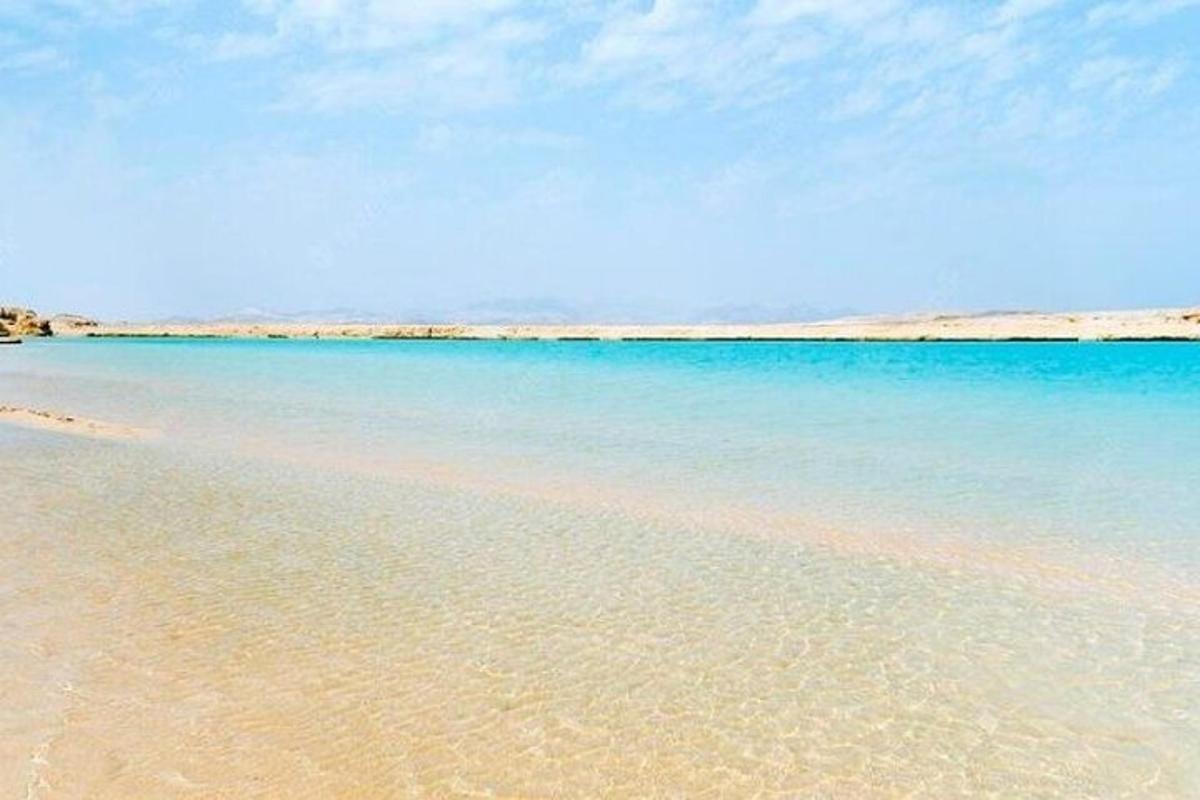 una spiaggia con acqua azzurra e cielo azzurro