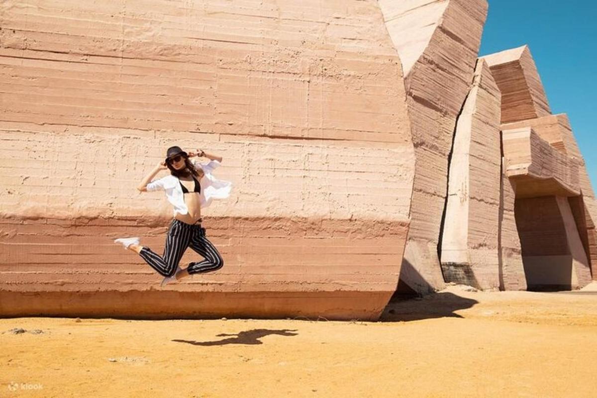 una mujer corriendo frente a un edificio