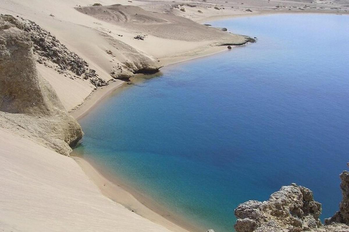 басейн з блакитною водою в пустелі
