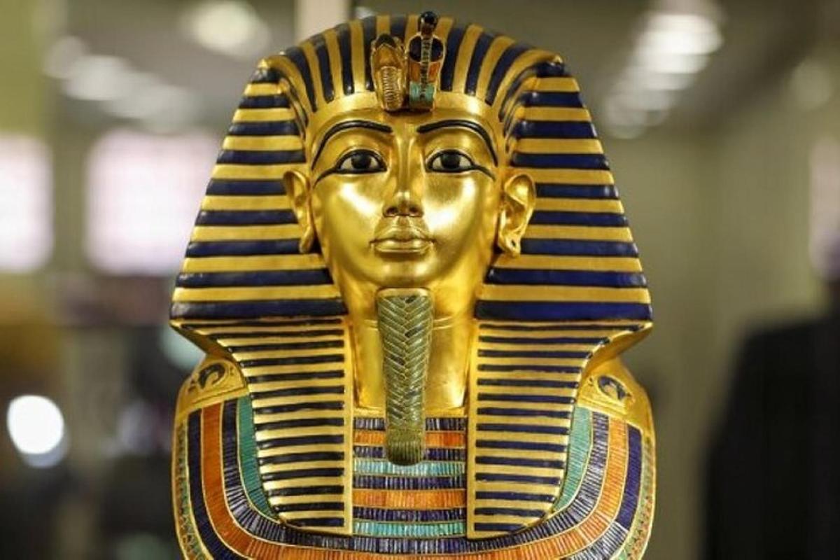 en gylden statue af Anubis på et museum