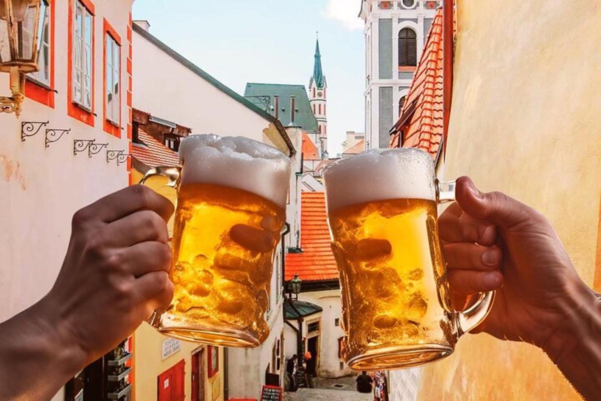dva lidé držící sklenice piva