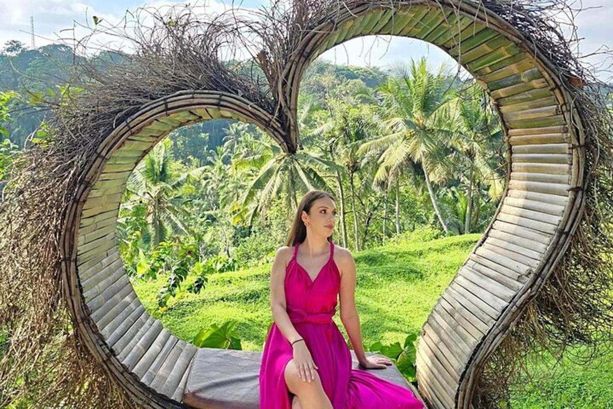 một người phụ nữ mặc váy hồng ngồi trên băng ghế với một trái tim