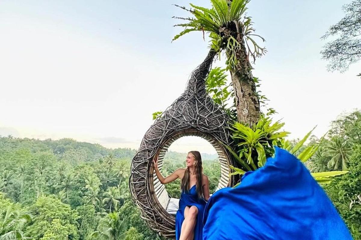 một người phụ nữ ngồi trên xích đu trước gương