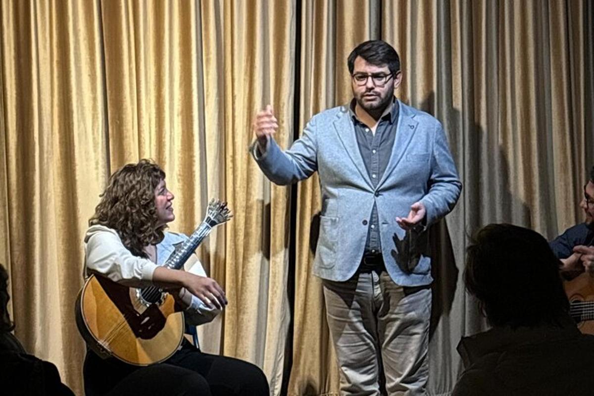egy férfi áll egy gitáros nő mellett