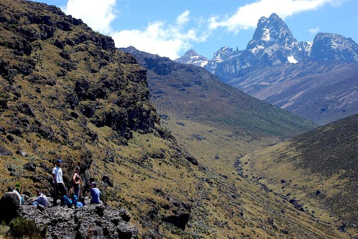 sekumpulan orang berdiri di atas gunung