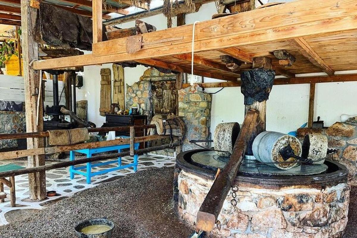 Una habitación con una gran sala de madera con un objeto grande.