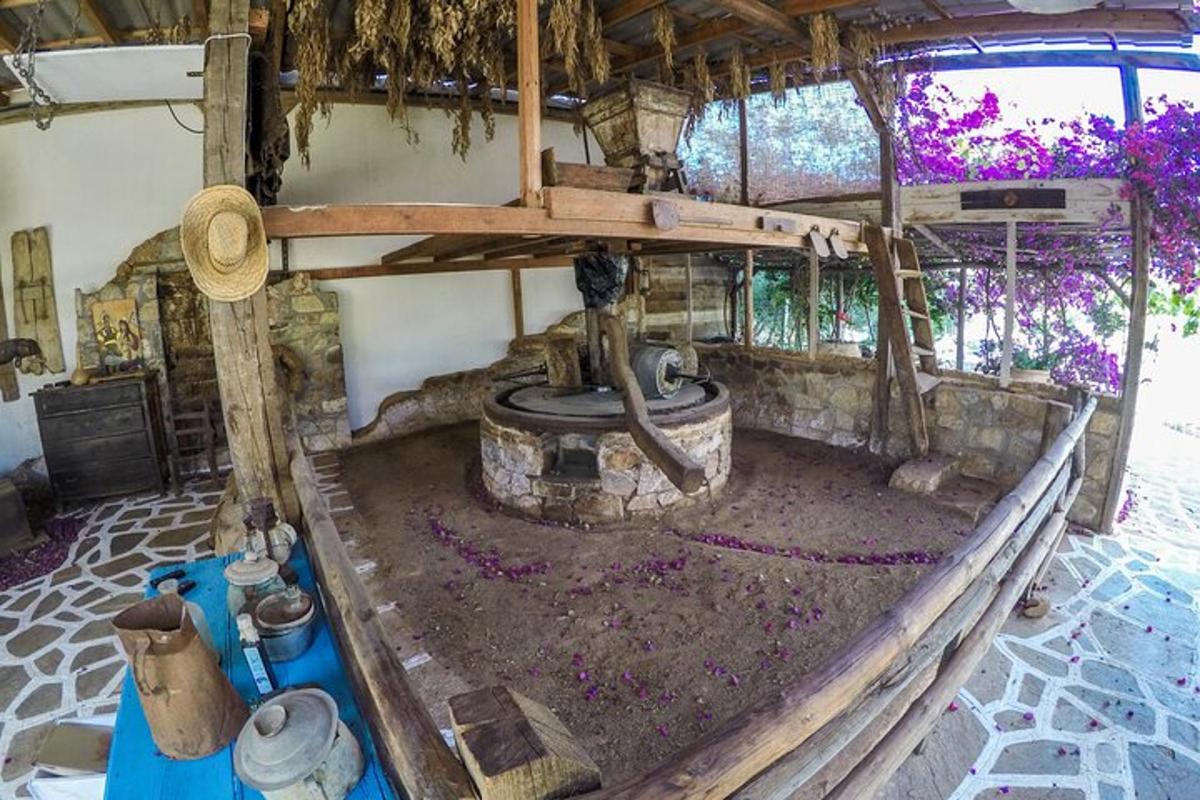 Una habitación al aire libre con una estufa de piedra en un edificio.