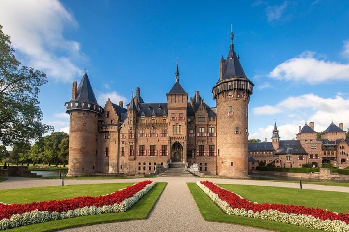 een kasteel met bloemen ervoor