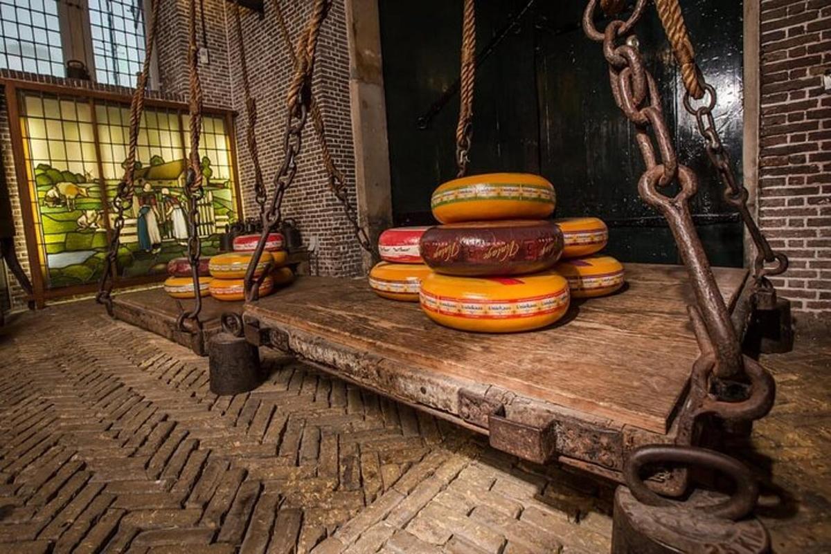 een stapel schijven op een houten tafel