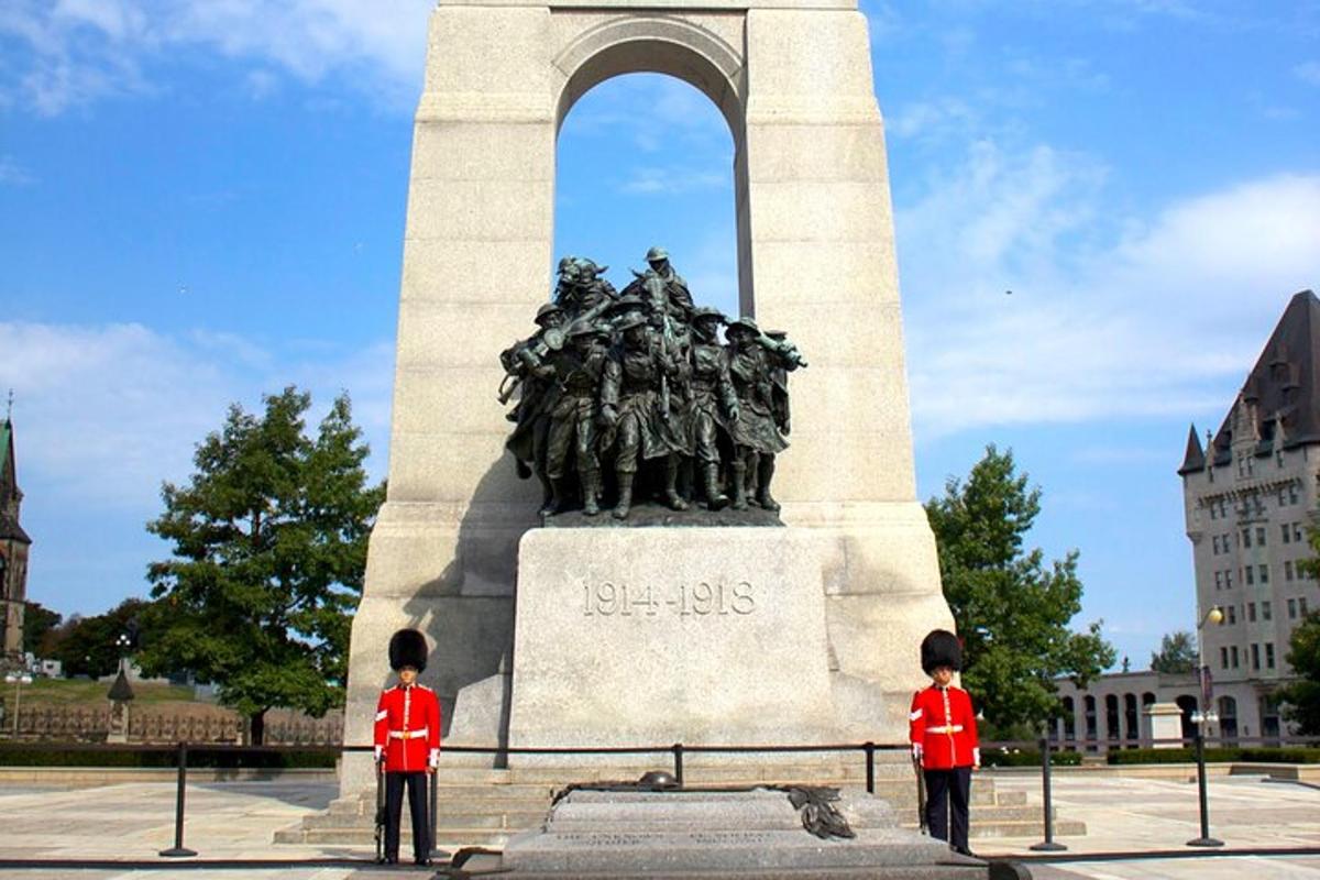 due bambini in camicie rosse in piedi davanti a un monumento