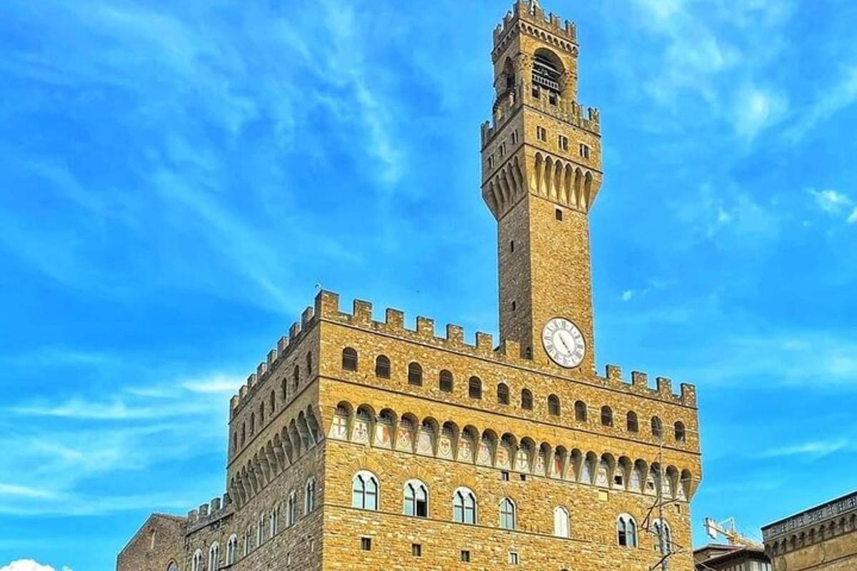 una torre de rellotge alta a la part superior d'un edifici