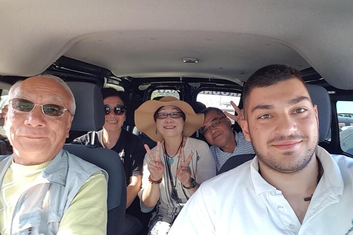 eine Gruppe von Menschen, die auf dem Rücksitz eines Autos sitzen