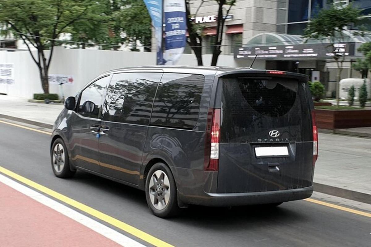 Črn kombi se vozi po mestni ulici