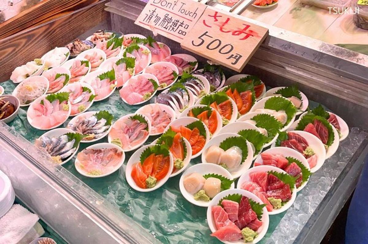una vetrina con tanti tipi diversi di sushi
