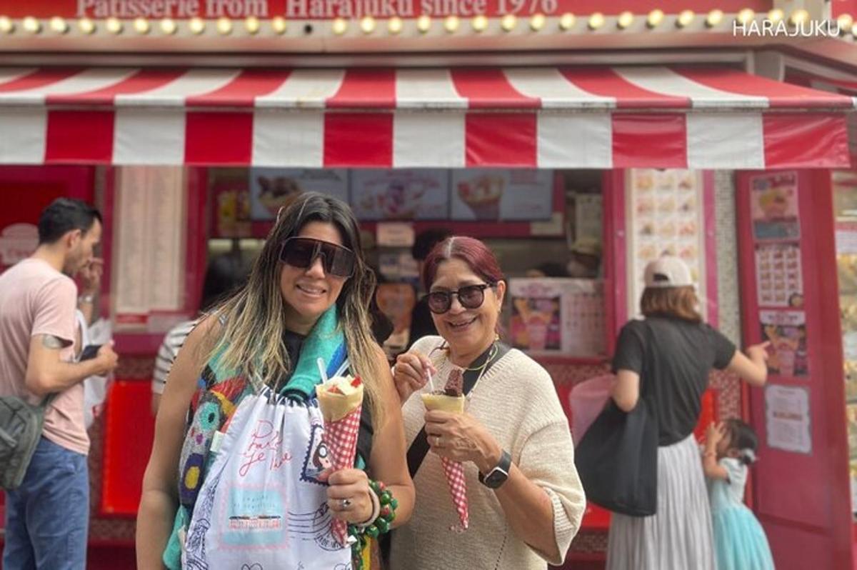 due donne in piedi davanti a una bancarella di cibo