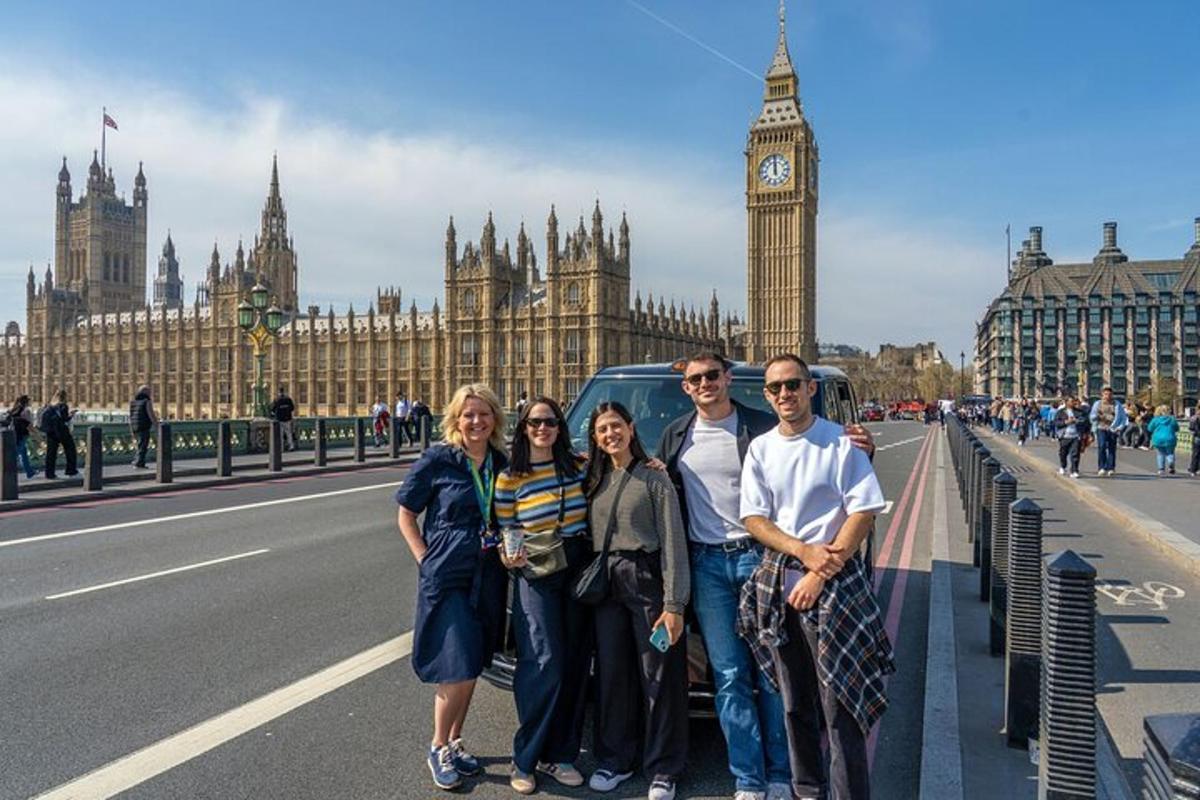 un gruppo di persone in piedi davanti alla torre dell'orologio del Big Ben