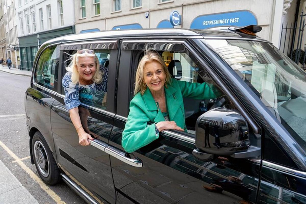 due donne sul sedile posteriore di un'auto
