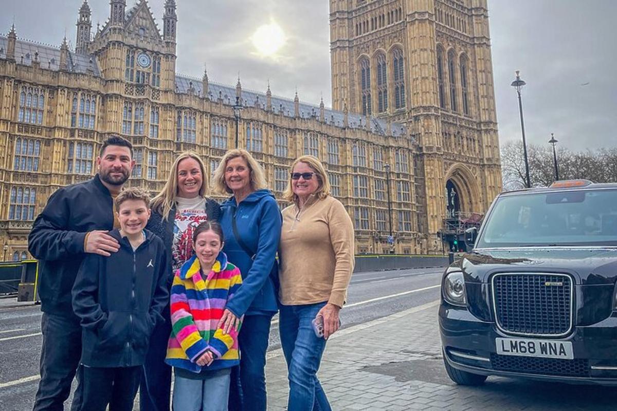Una familia posa frente al Big Ben